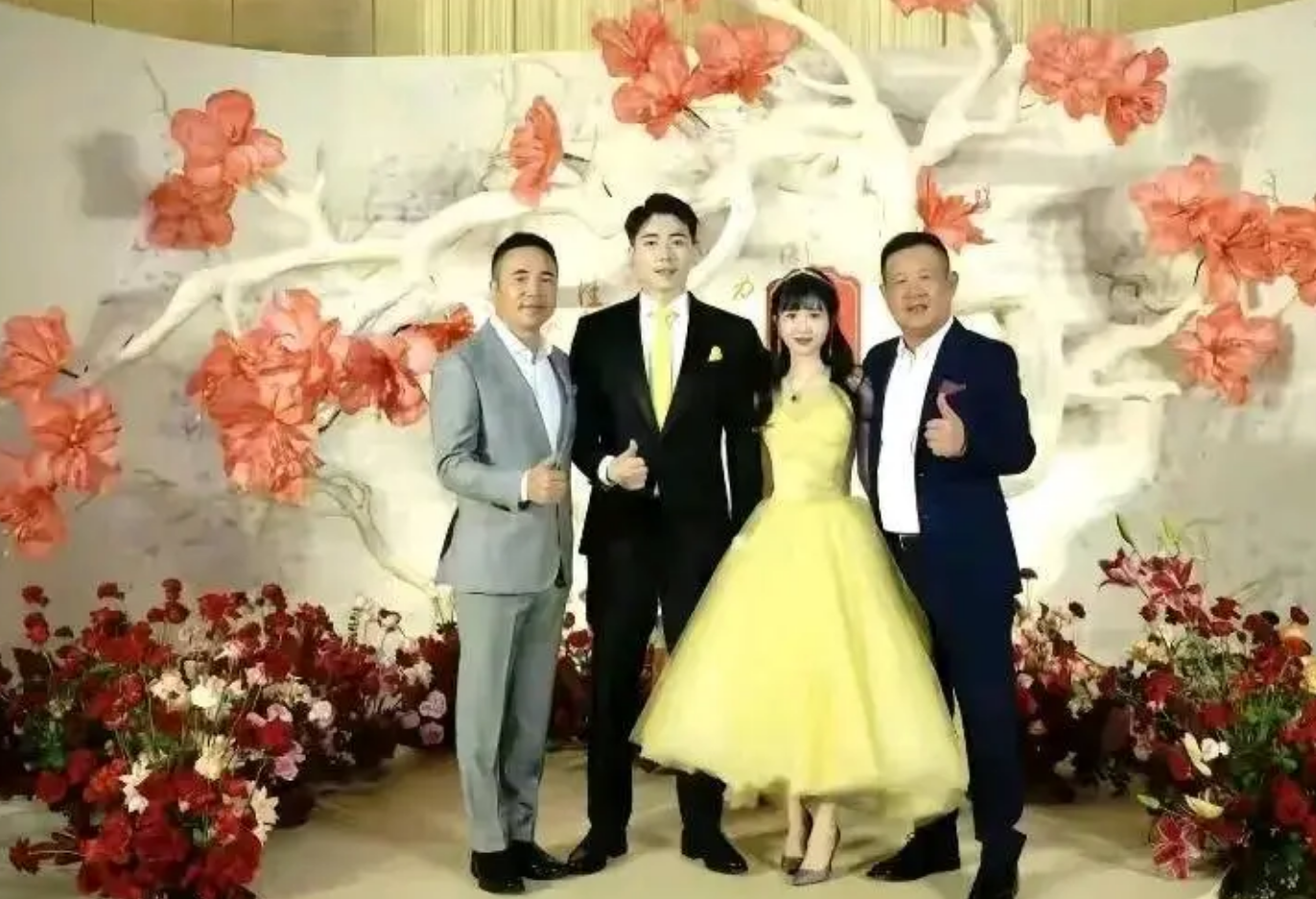 秀爱|特步丁佳敏和周公子压马路，比心甜蜜秀爱，网友在线起广告词