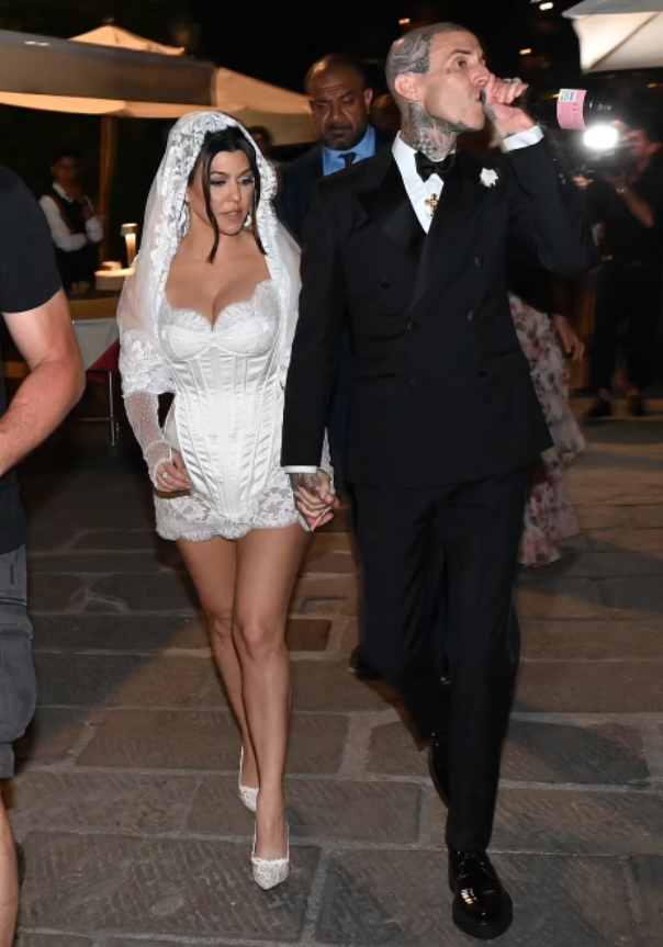 金·卡戴珊|卡戴珊家族大姐婚礼曝光，生育3个子女却依旧美艳，新郎一脸陶醉