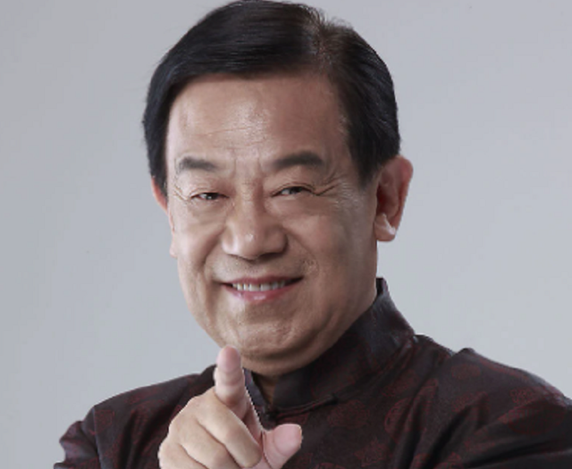 80岁戏骨高明罕露面!穿三件衣服头发雪白,深夜坐路边大口啃鸡爪