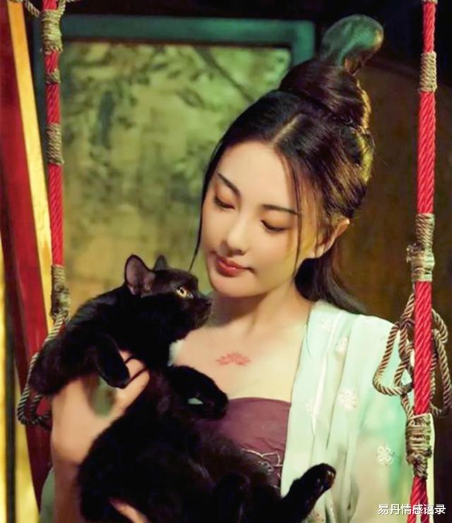 美丽|还迷恋排骨胸呢？18位“挂历女神”告诉你，珠圆玉润才是绝色