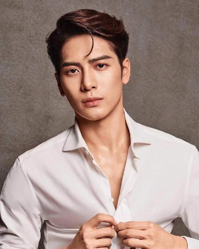 王嘉尔|王嘉尔穿黑色薄纱大秀胸肌!伦敦演唱会上炮轰外媒,大赞中国很棒