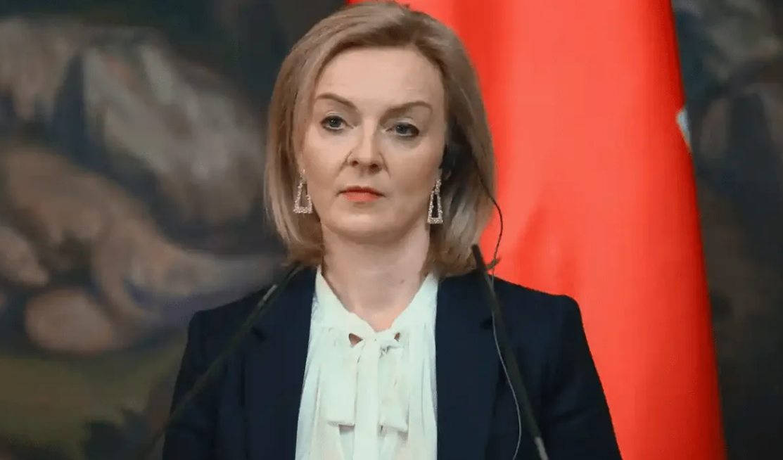 英国上演着“狗血剧”:特拉斯不愿辞职,约翰逊或重登首相宝座