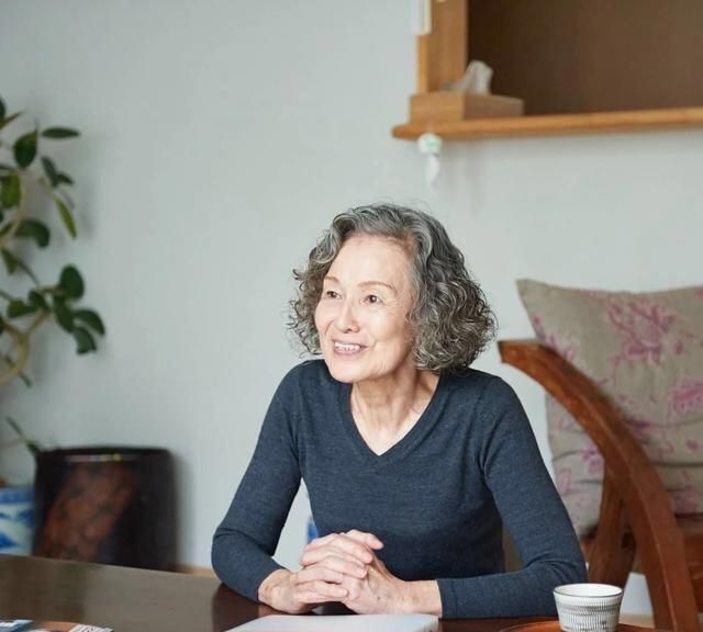 穿衣搭配 真正能优雅到老的女人：不化浓妆，不染白发，穿衣不扮嫩也不显老