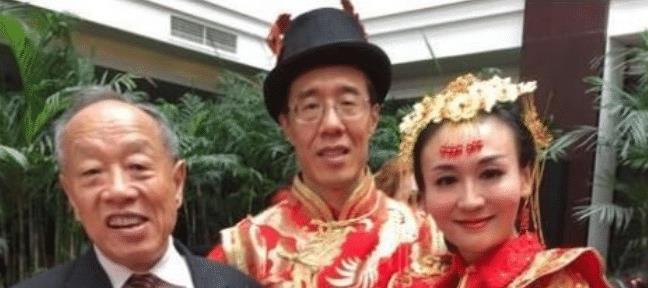 成龙|从央视主持到忍饥挨饿,梦想当阔太的曹晴,绿卡拿不到中国回不来