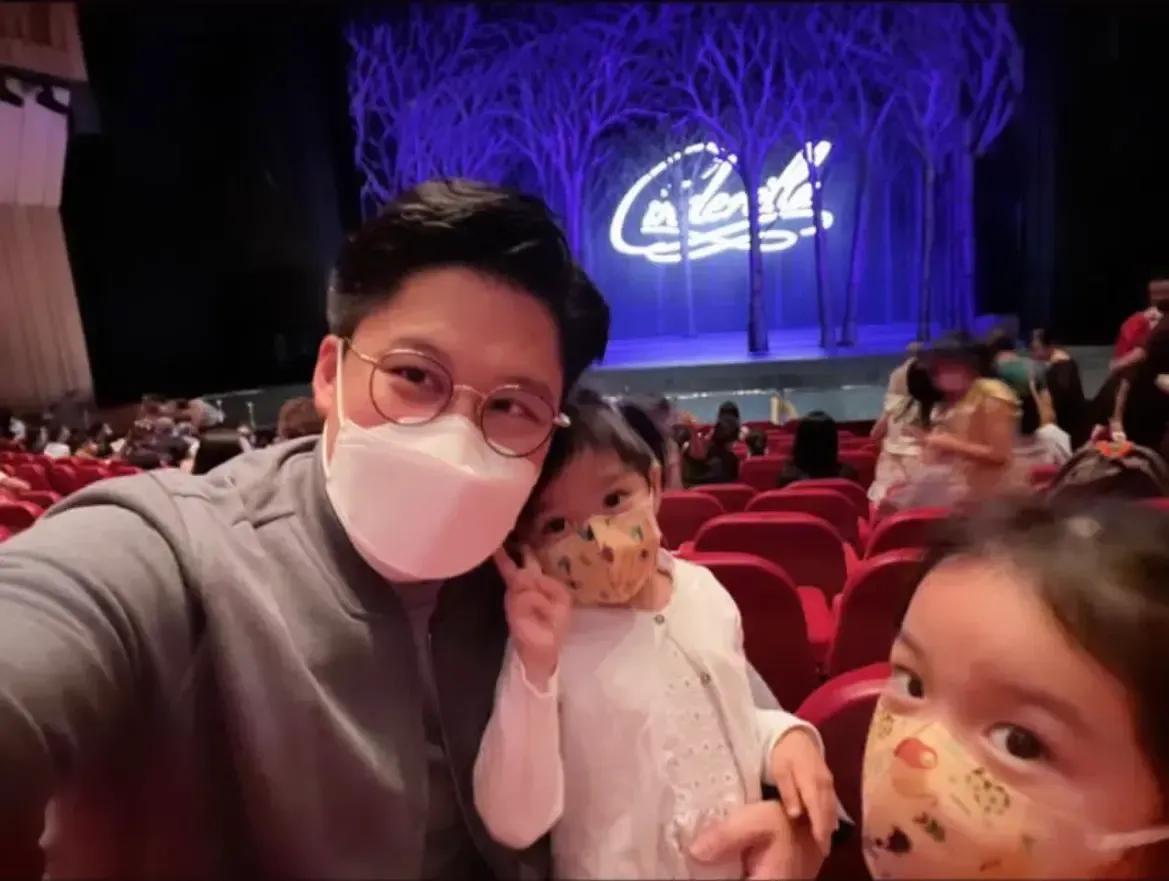 郭晶晶|偶遇郭晶晶带娃沙滩玩耍,被赞低调亲民无架子,俩女儿徒手玩沙接地气