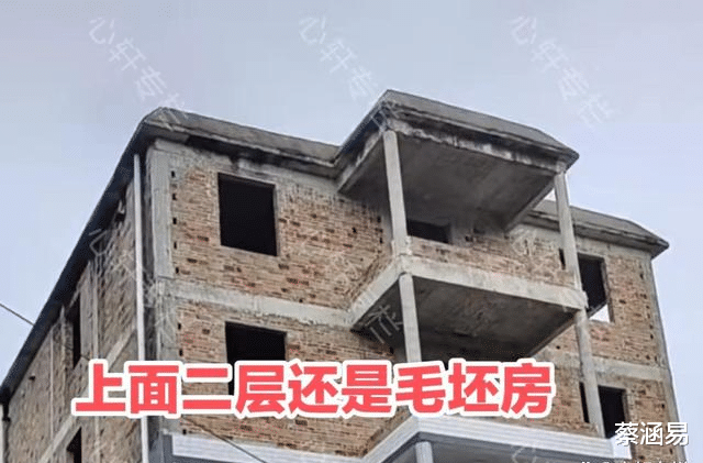 广东:一栋楼房两兄弟分开装修,上面毛坯墙,下面是瓷砖富丽堂皇
