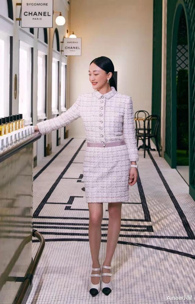 周迅|周迅的气质有一半是套装给的,小香风配低马尾,知性又优雅