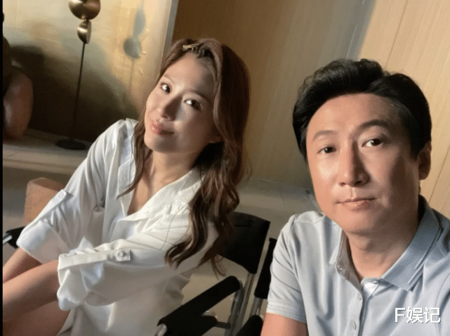 周家蔚|周家蔚带两个儿子回家与洪天明分开 一家四口离别时伤感落泪