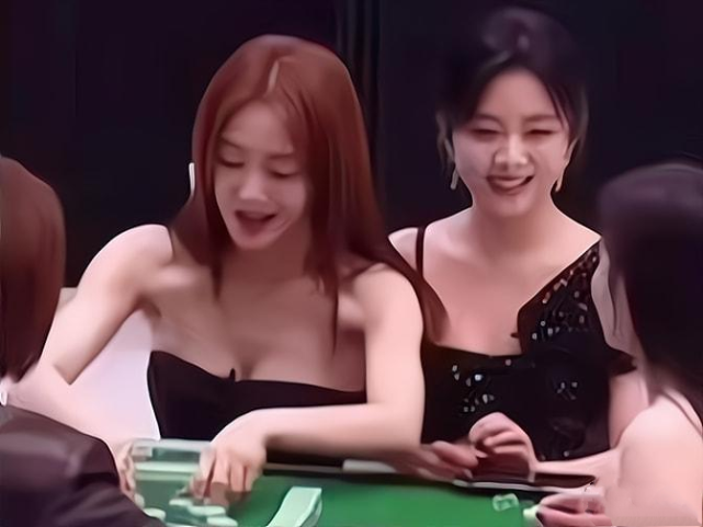 秦岚|秦岚穿低领搓麻将引争议!出牌似“老手”,网友:看来平时没少玩