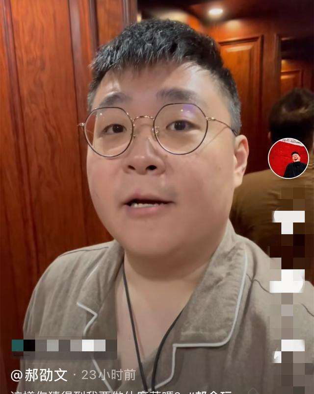 汪小菲|郝劭文单膝跪地向女友求婚,婚戒不足万元,女友纤瘦短发像男孩子