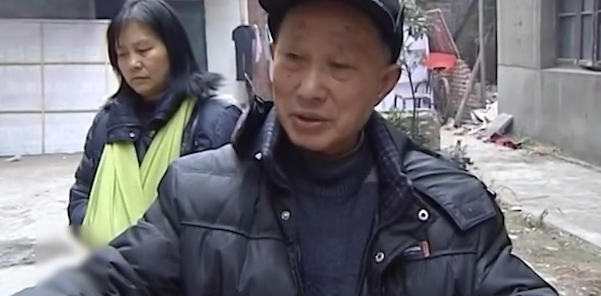 八旬老人再婚遭儿子反对,拿起竹竿打儿子脑袋,儿媳:你不配做人