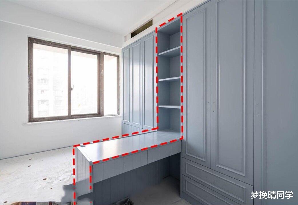 一体式榻榻米书桌不靠墙,挨着床沿打一排,空间比原来还宽敞