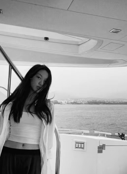 空难|15岁李嫣泳装照引争议!完美身材不输超模后妈,戴腰链造型太大胆