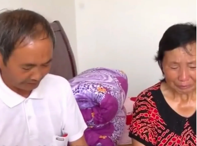 28岁的女子,车祸意外去世,丈夫在葬礼上吃肉喝酒,一滴眼泪都没有流