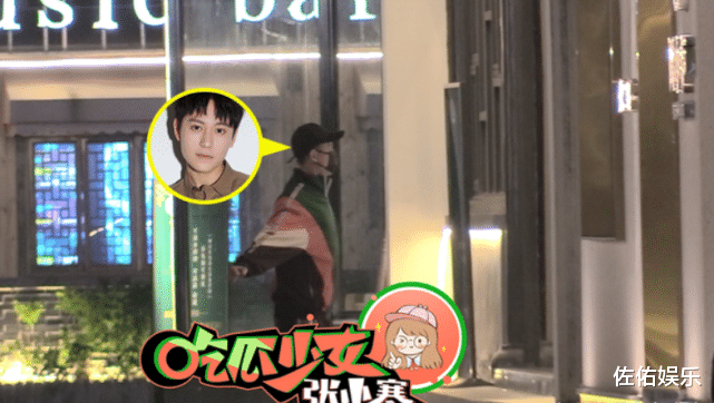 秦俊杰|辟谣和杨紫恋情后，秦俊杰再次外出与友人聚餐，玩滑板摔倒显可爱