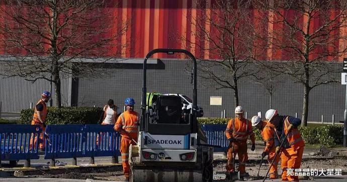 教师|?悲凉！香港教师弃70万年薪 带孕妻移民英国 求职失败当搬运工养家