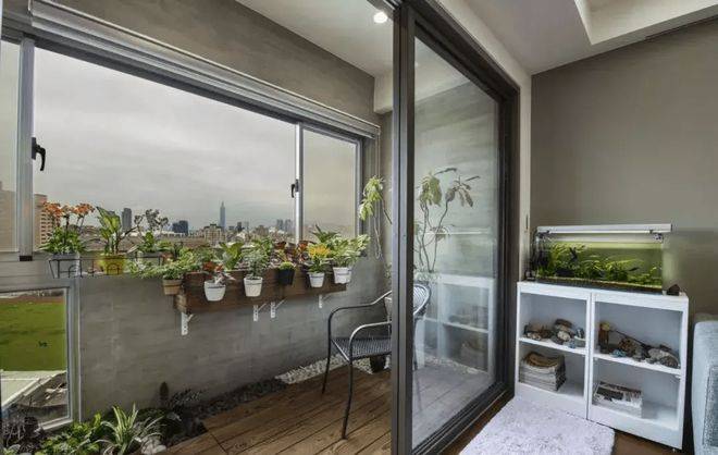 朋友家封阳台居然花了2W块,工人:物业的锅!要求用断桥铝!