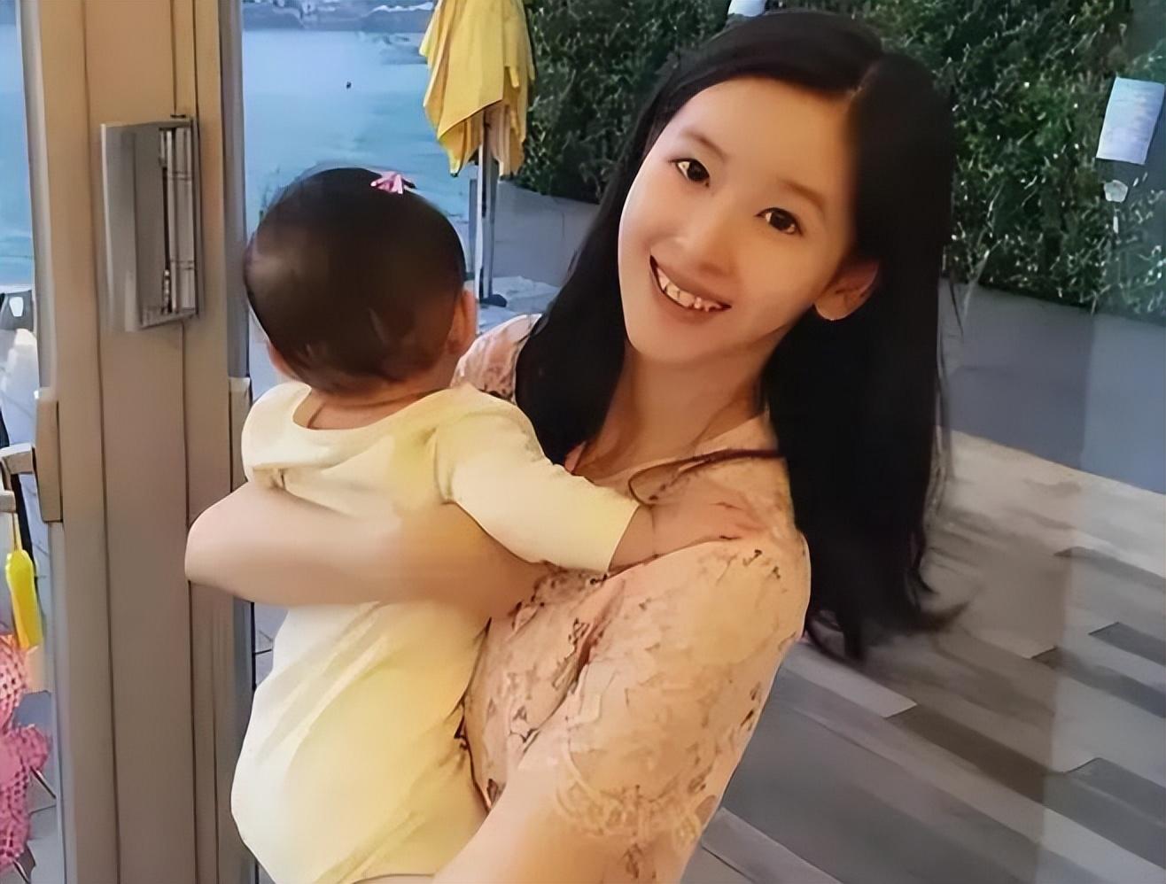 章泽天|29岁章泽天二胎得子!入户英国籍,刘强东抛下妻儿回国返工