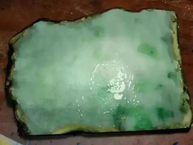 翡翠|惊艳世人!9000入手一块莫湾基场口的翡翠料子,起货精美带色手镯!