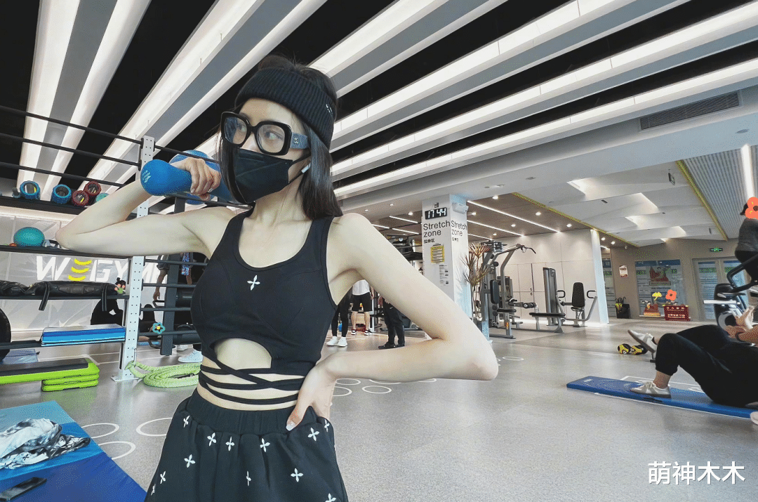 杨幂|女明星拼身材太内卷:赵丽颖秀腹肌,杨幂曲线惊人,殷桃小蛮腰