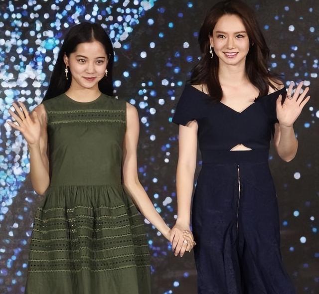 戚薇|“少女胯”与“妇女胯”有何区别？看当红女明星的站姿，一目了然