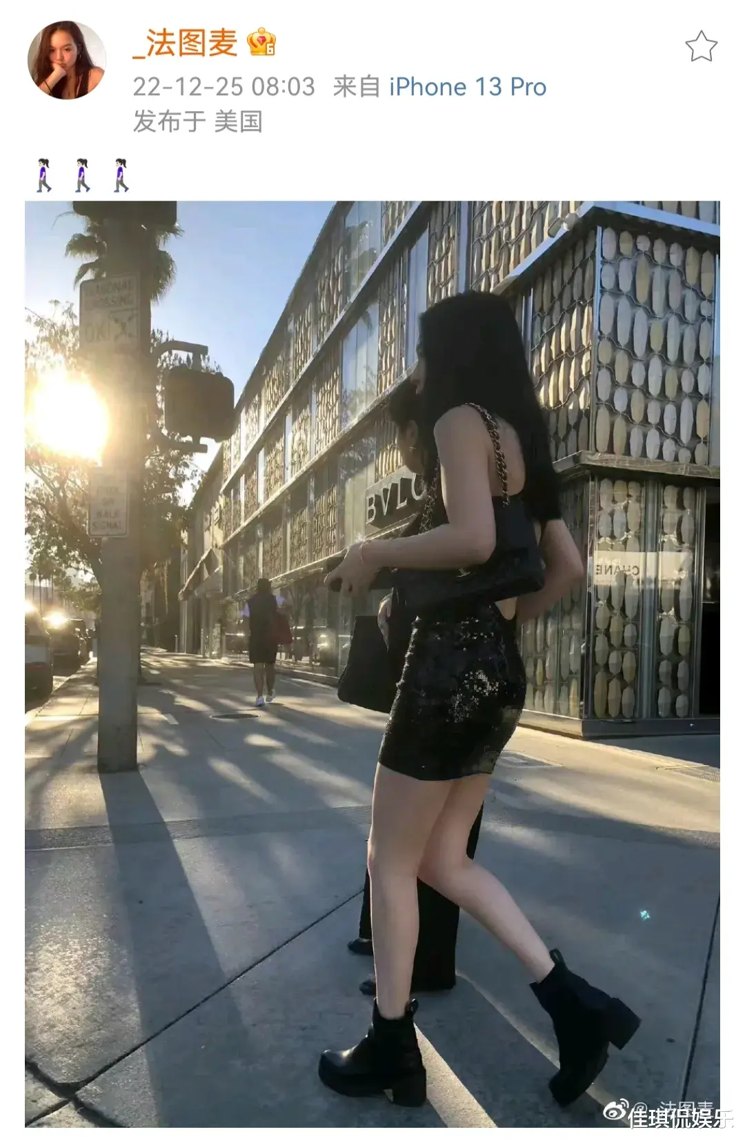 李咏|李咏20岁女儿晒街拍照,穿吊带短裙挽着母亲逛街,身材出众好自信