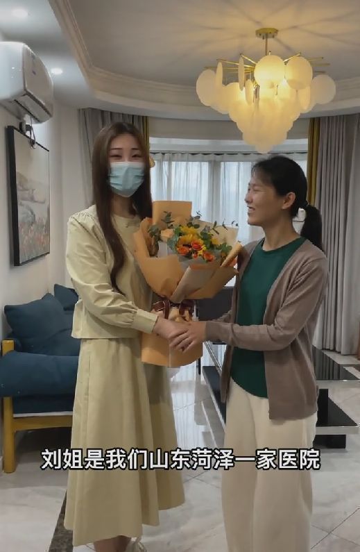 陈亚男|陈亚男为上海加油，送鲜花给以前护士长，网友喊话她回去做护士