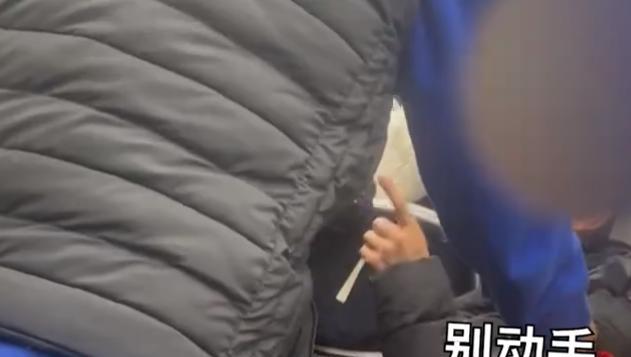 大连早高峰地铁上一女子遭辱骂,旁边一男子挺身而出