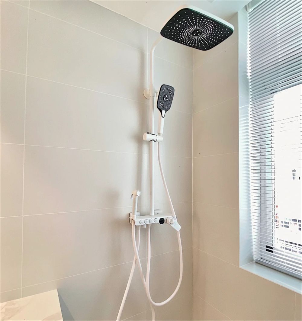 小姑娘把奶油白色的设计放进卫生间里,看起来很有质感,喜欢