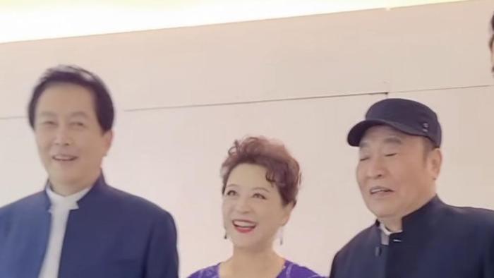 唐国强|70岁唐国强与王馥荔牵手！双方喜笑开颜心情激动，两人关系引热议