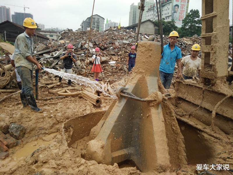 打桩机锤头掉了,为什么必须让人冒险去捞,锤头很贵吗?