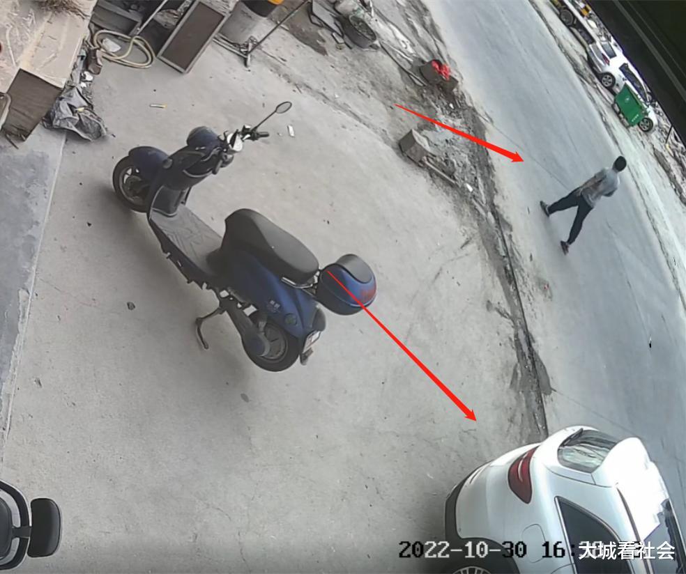 门店前不能停车?福建一男子停车去拿快递,一句话跟老板吵架了