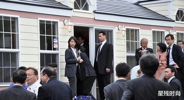 安倍晋三突然中枪！贴身女保镖毫无反应