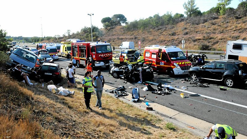 前车女子后备箱取物，后车女司机追尾致其身亡！