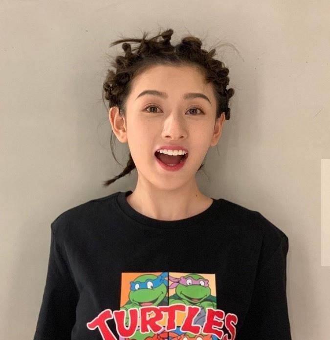 明星素颜|宋祖儿终于晒出“素颜”!满脸雀斑很真实,发型更是一言难尽