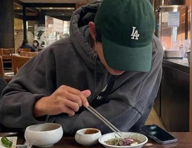 宋仲基|宋仲基新剧拍摄，戴帽子外出吃饭，网友称颜值回来了