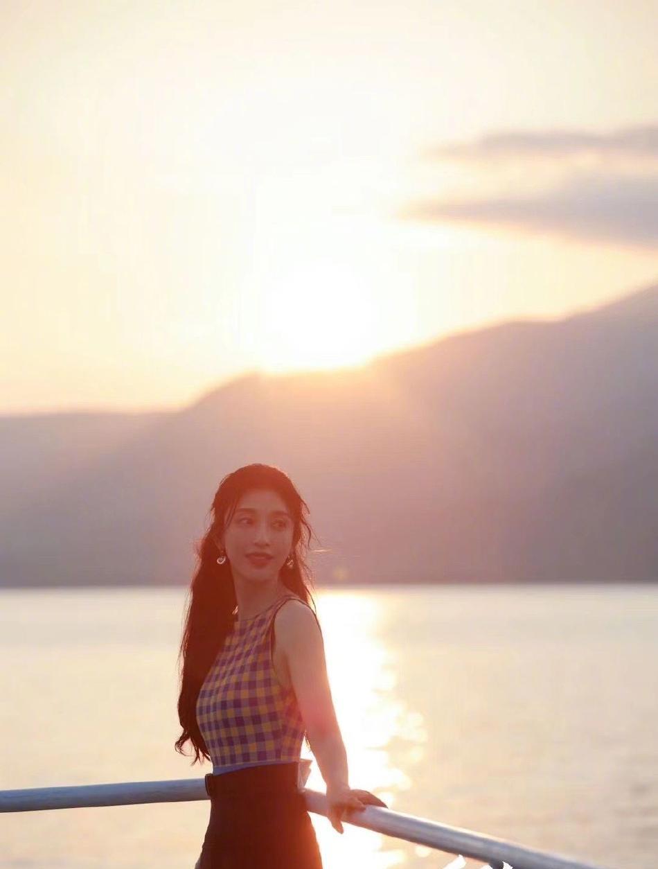 张俪|张俪晒阳光沙滩美照，格子泳衣身材超吸睛，大长腿格外抢眼！