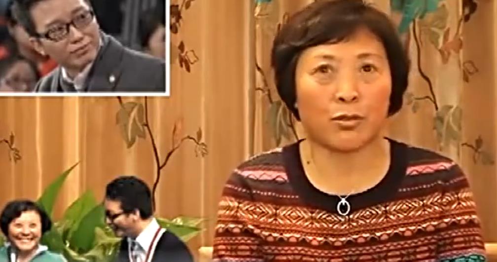 李玉刚|李玉刚妈妈罕露面!站树下吃串接地气,李玉刚端一大盆黄瓜馋肉吃