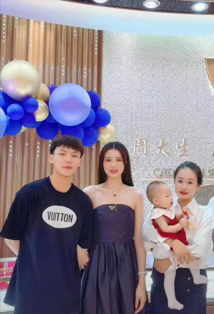 徐杰|22岁徐杰求婚!购买钻戒仪式感满满,女友身材出众,颇具夫妻相