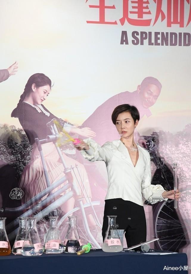 车晓|车晓身材也太瘦了，穿V领衬衫配窄腿裤，“竹竿腿”让人不想减肥