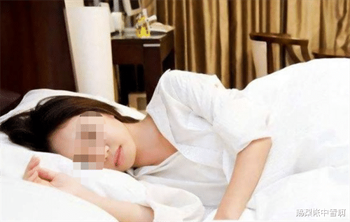 回顾男子酒后让朋友“教训”妻子,被妻子用菜刀砍死,法院判了