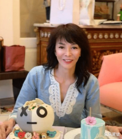 郑裕玲住的豪宅曝光，如今63岁了还只身一人，住豪华大别墅很惬意