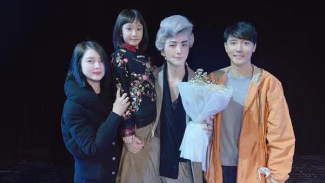 洪欣|洪欣晒一家四口照，现身支持儿子毕业演出，花篮署名暴露一家人关系