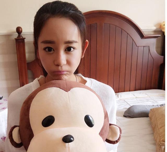 参观海陆住的豪宅,沙发背景墙是镀金的,看着太耀眼了