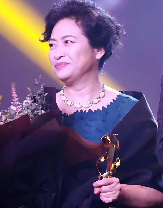 许娣|老戏骨许娣：与初恋恩爱40年生一子，62岁大器晚成，收入全给丈夫