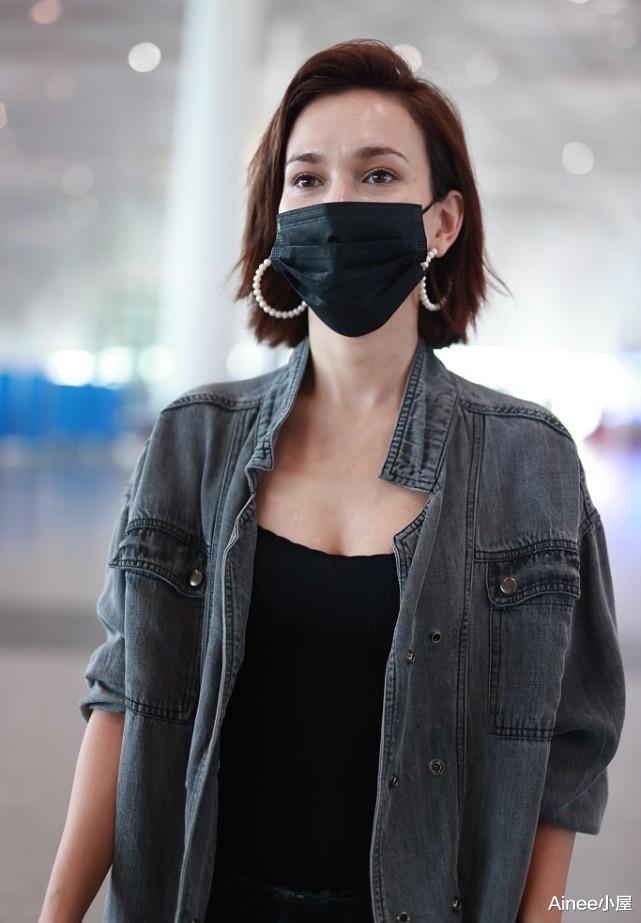 牛仔 卢靖姗穿衣挺潇洒，牛仔夹克显得身材挺瘦小，短发利落不显年龄