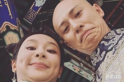 秦俊杰|辟谣和杨紫恋情后，秦俊杰再次外出与友人聚餐，玩滑板摔倒显可爱