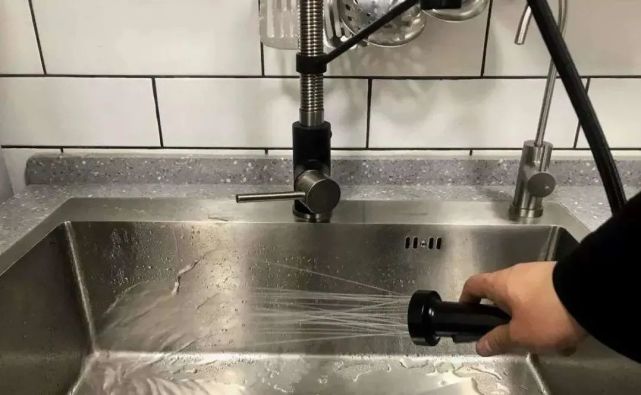 32岁阿姨的穷装新房火了，大白墙不吊顶，软装的力量实在是太强大