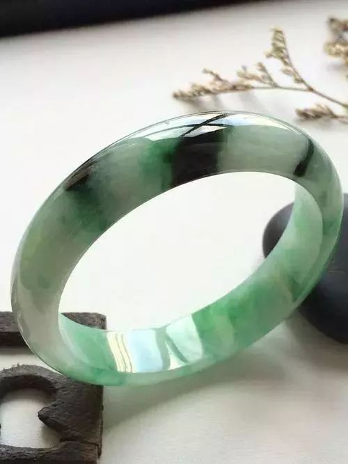 翡翠|?色根是鉴别翡翠的重要因素之一,但我们要怎么正确的看翡翠的色根?