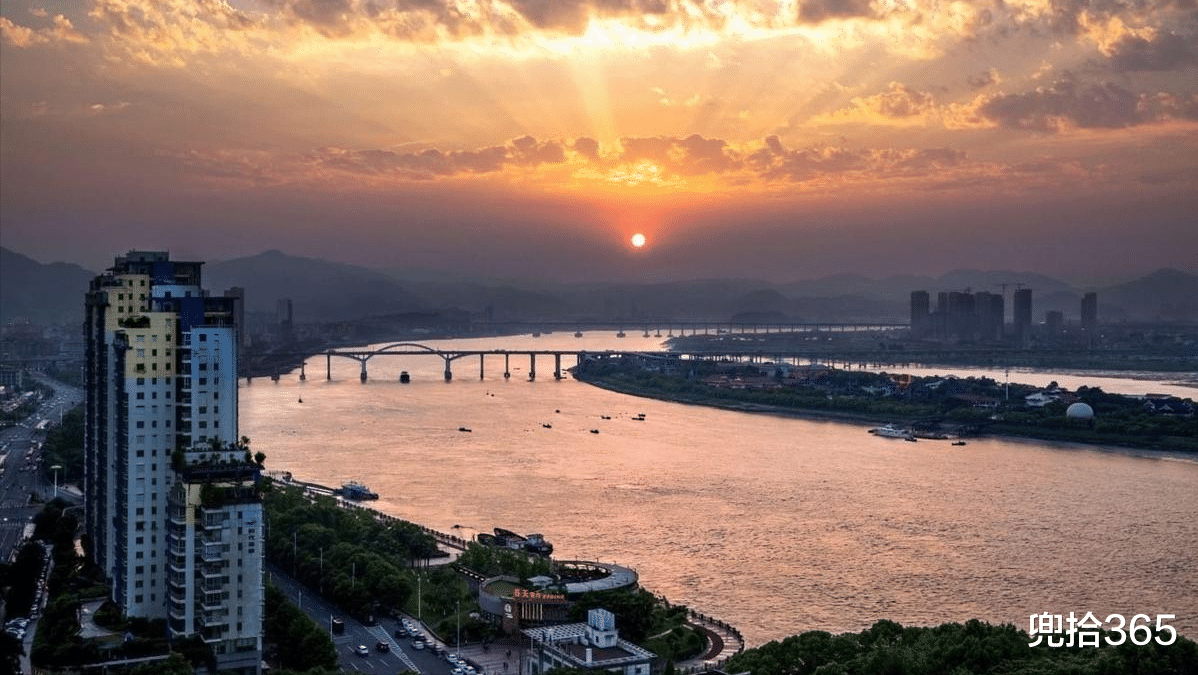 温州|城市河道里钓获“黑鱼王”，环卫工划船来帮忙捞鱼，网友：不能吃